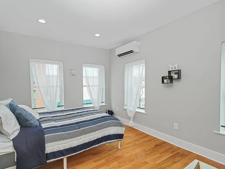 2049 E Hagert St #UPSTAIRS — Photo 7