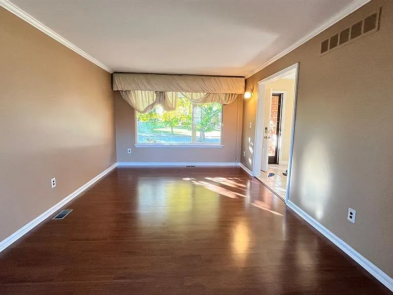 2852 Mayfair Dr — Photo 5