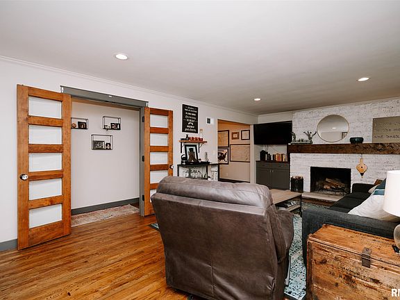 3rd image of 5740 N Woodlawn Ct