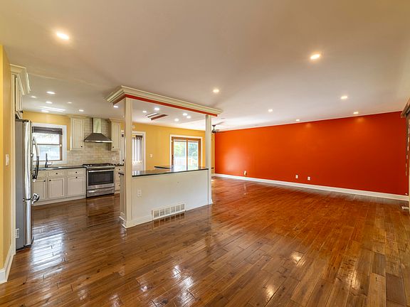 4th image of 9619 Greenwood Ave