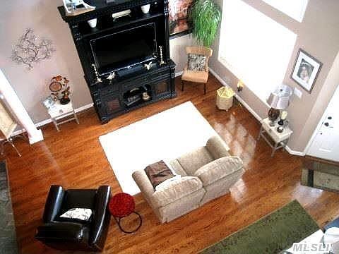 3rd image of 32 Tiffany Way