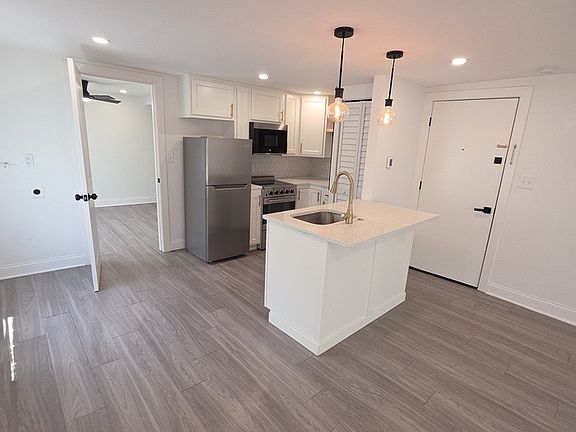 4th image of 4042 Harrison St #302