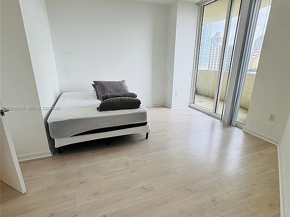 5th image of 19501 W Country Club Dr APT 1006