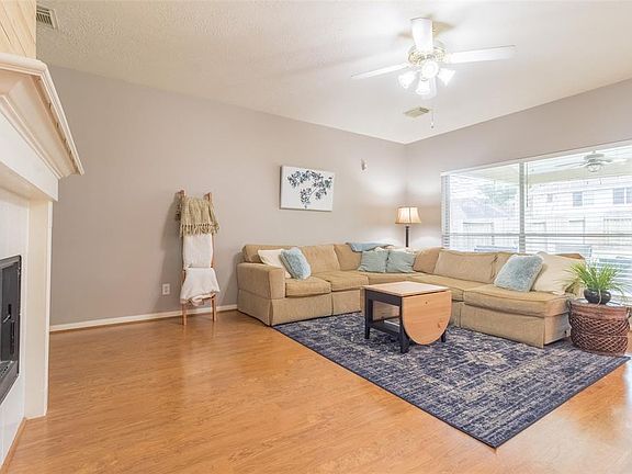 3rd image of 902 Portsmouth Dr