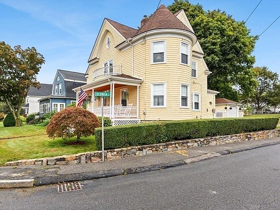 3rd image of 220 Smith St