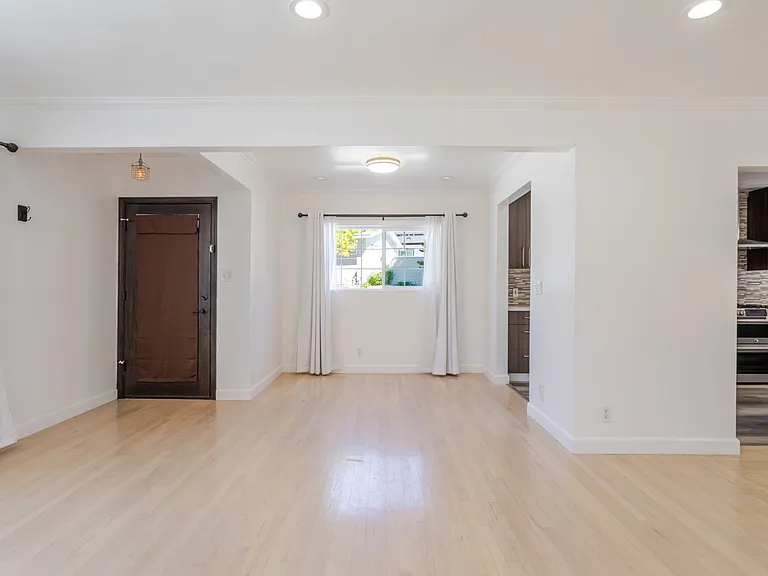 3960 Mayfield Ave — Photo 4
