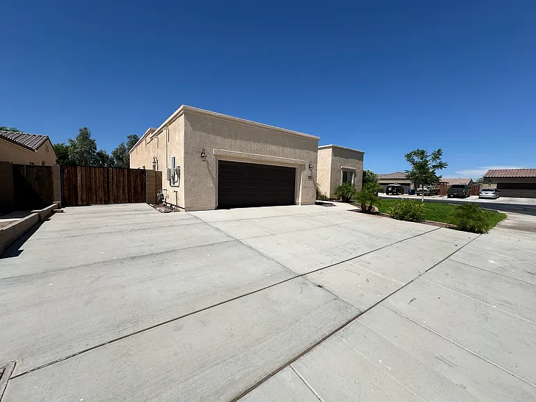 5688 E 39th Pl — Photo 1