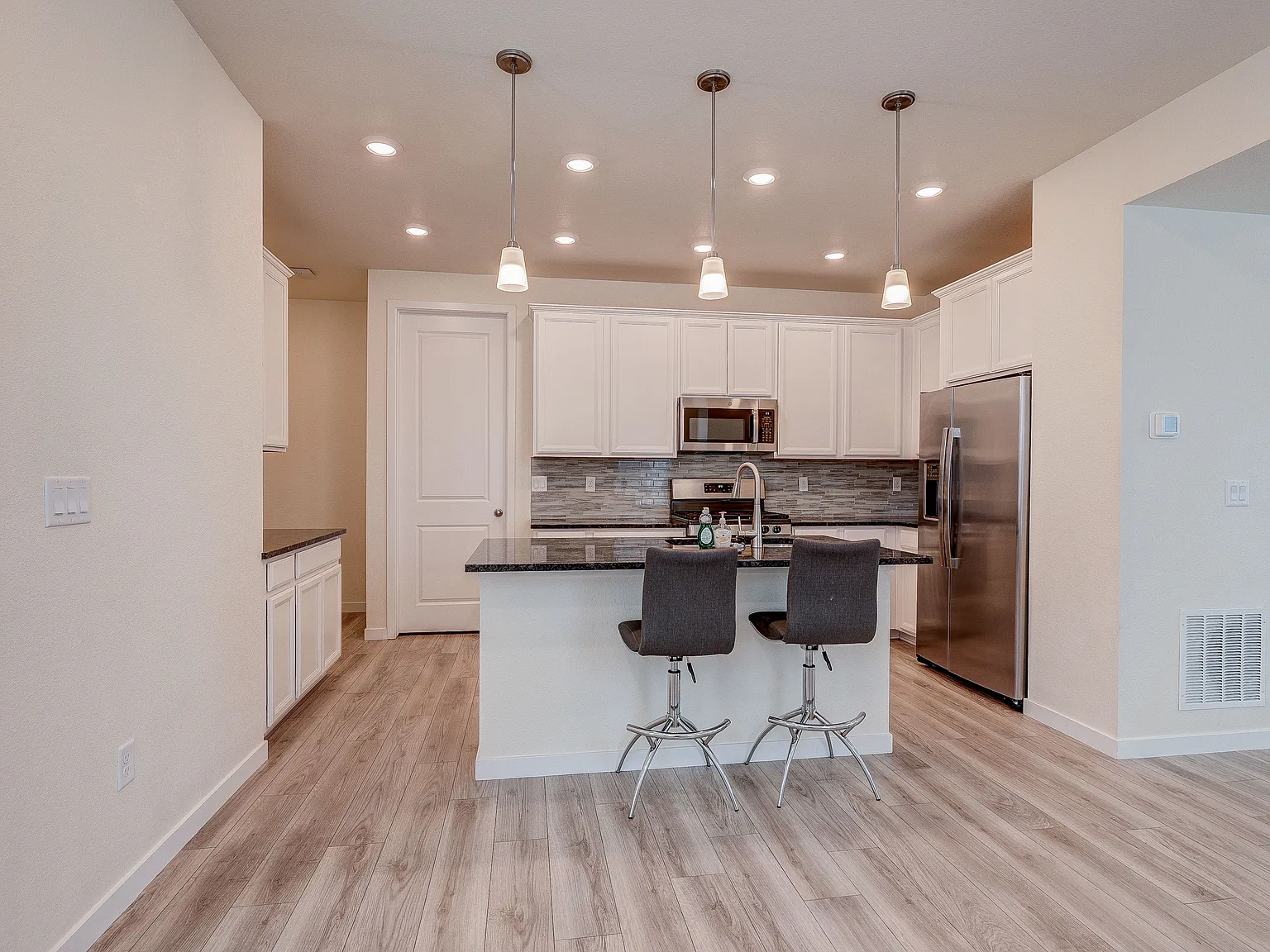4 bed, 2.5 bath, 1807 sqft, $3,000 — Photo 3