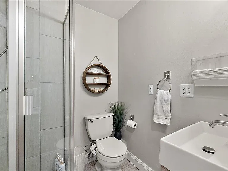 486 Charlevoix St — Photo 26