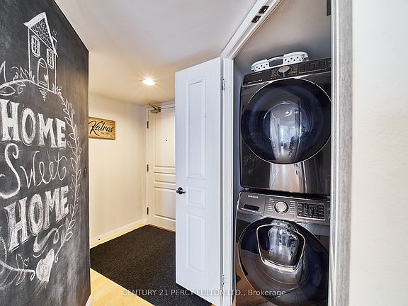 4th image of 140 Simcoe St #809