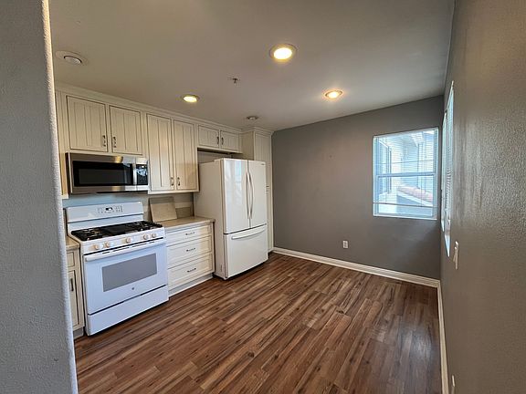 3rd image of 161 California Ct