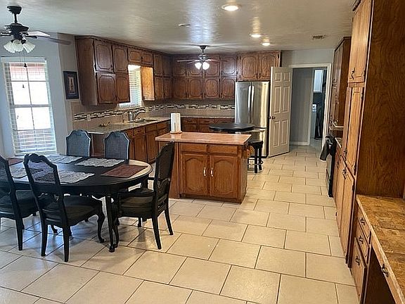 Kitchen / dining tons of sto