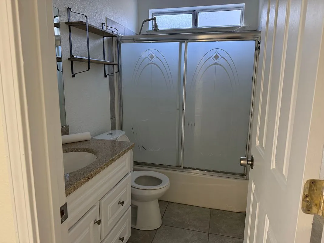2 bed, 1.0 bath, 887 sqft, $2,000 — Photo 3