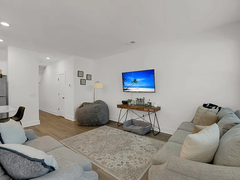 1549 Evergreen St — Photo 5