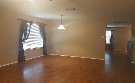 4th image of 606 Rebecca Ln
