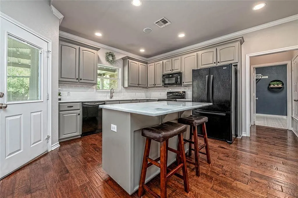 4 bed, 1641 sqft, $2,500 — Photo 2