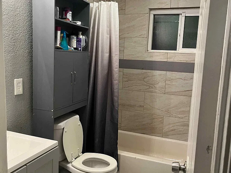 Bathroom w/ storgae