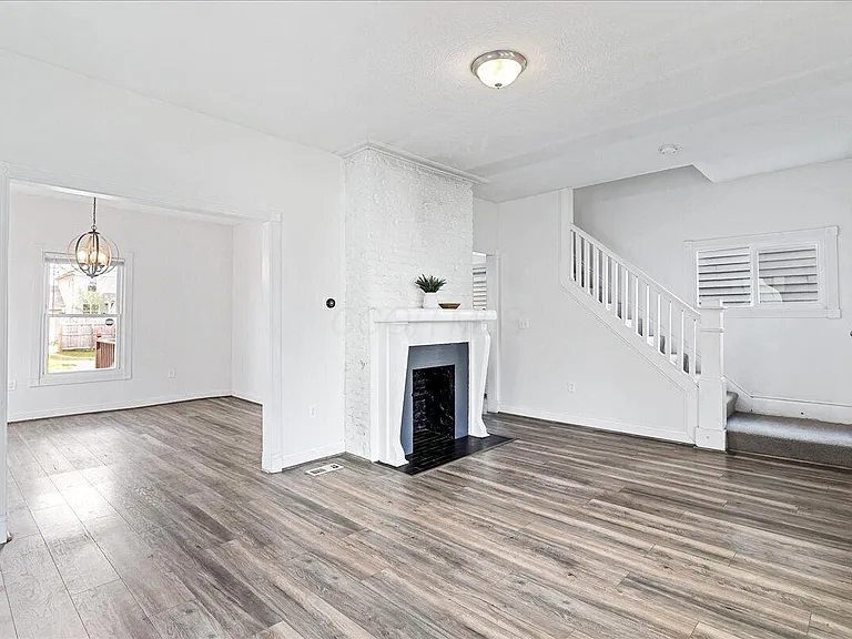 866 E Starr Ave — Photo 6