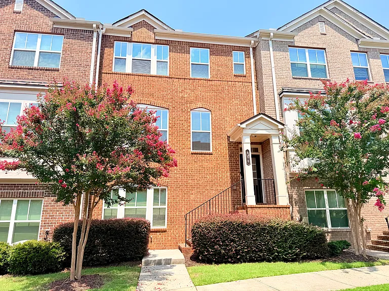 860 Sunset Park Dr — Photo 2