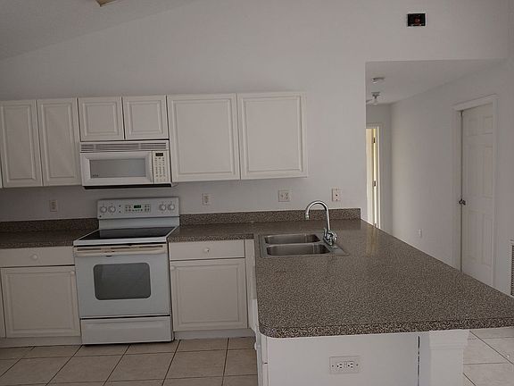 4th image of 1445 21st Ave SW