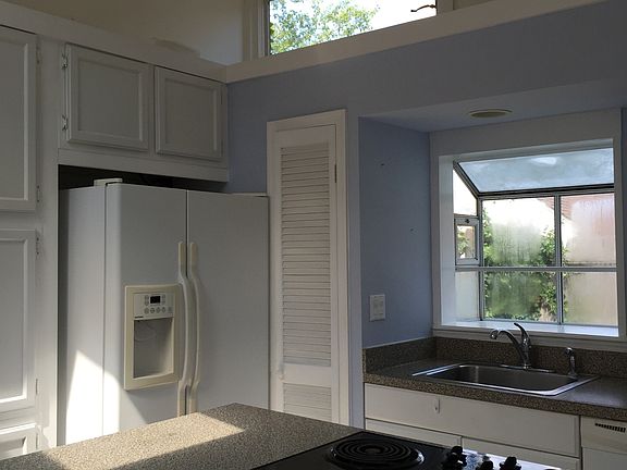 BRIGHT MODERN KITCHEN