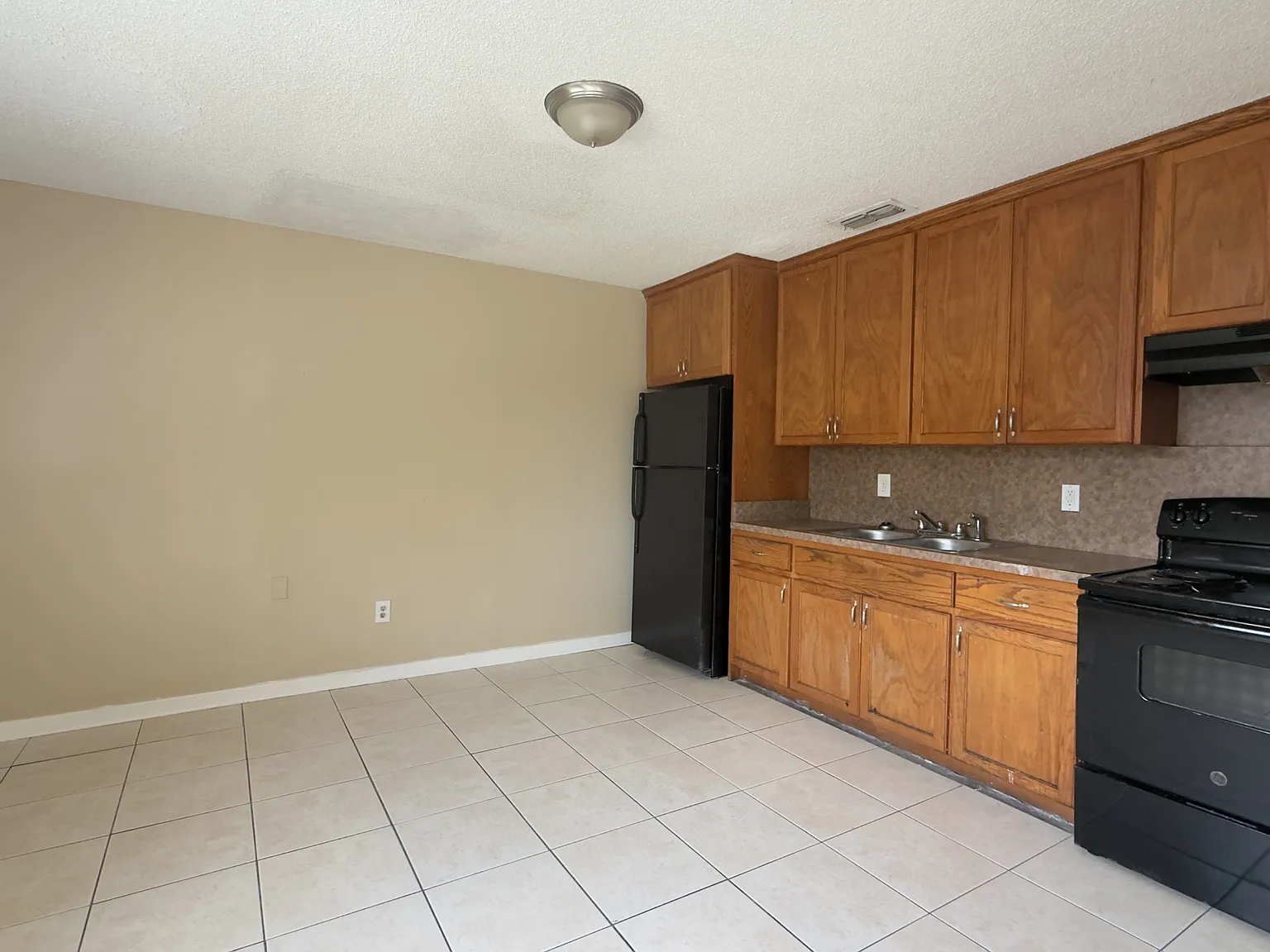 4253 Moncrief Rd W - 2 — Photo 2