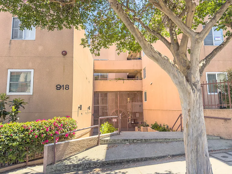 918 W College St #210 — Photo 27