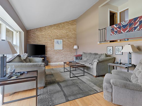 4th image of 920 N Milwaukee Ave APT E