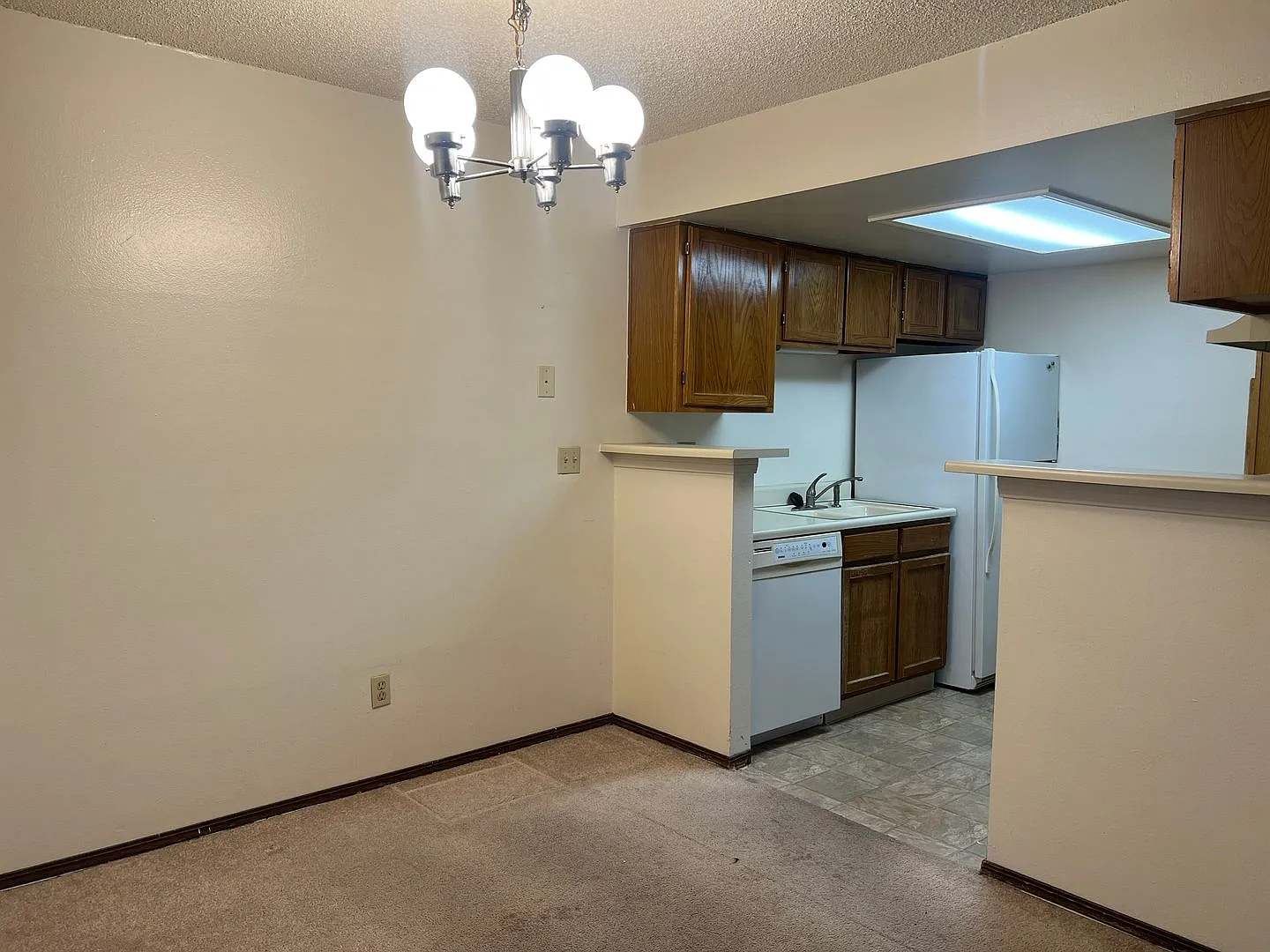 Welcome to this comfortable 1-bedroom, 1-bathroom — Photo 4