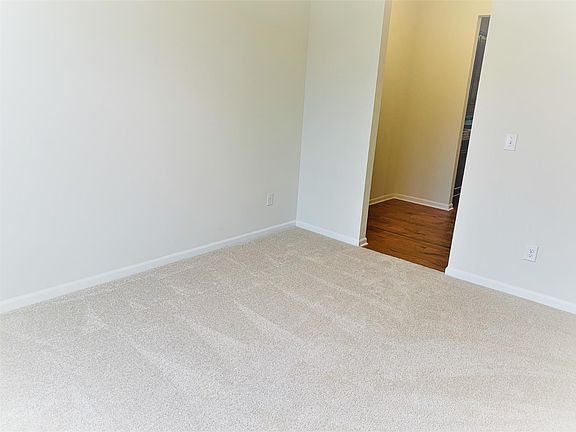 4th image of 734 Groveland Cir