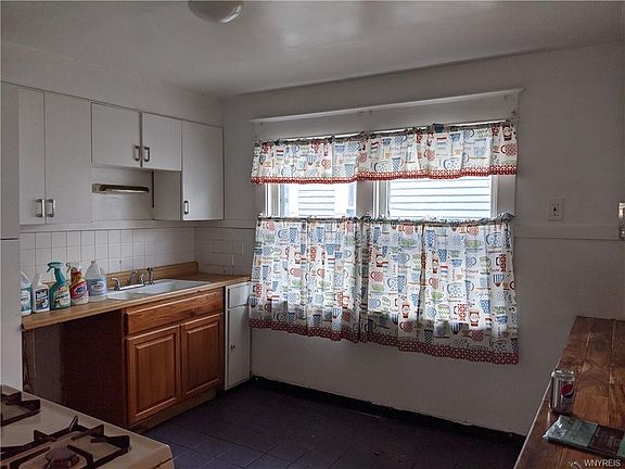 3rd image of 492 Winspear Ave