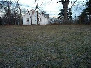 4th image of 718 NE 39th Ter