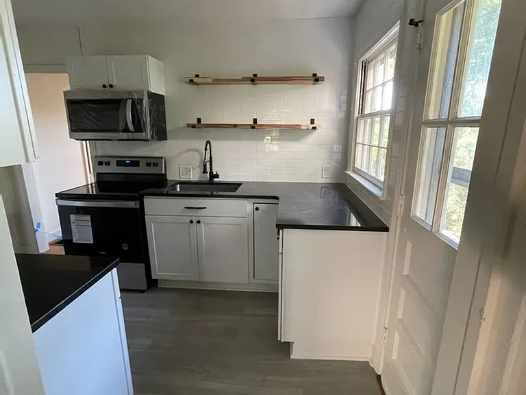 1017 West End Blvd — Photo 5