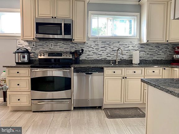 3rd image of 371 Kalmia St