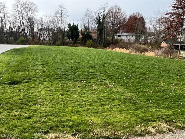 Rosewood Ave NW, North Canton, OH 44720