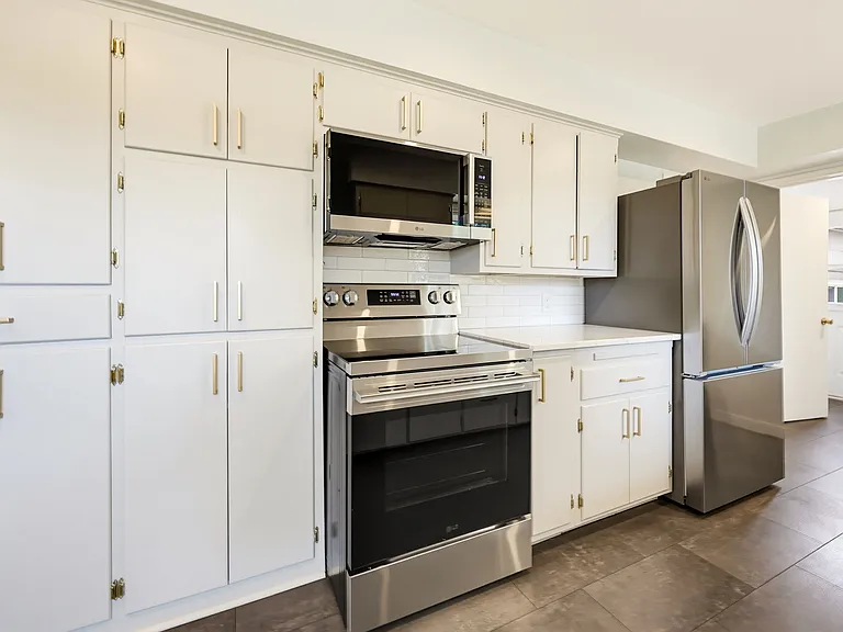 2100 Woodlawn Dr — Photo 4