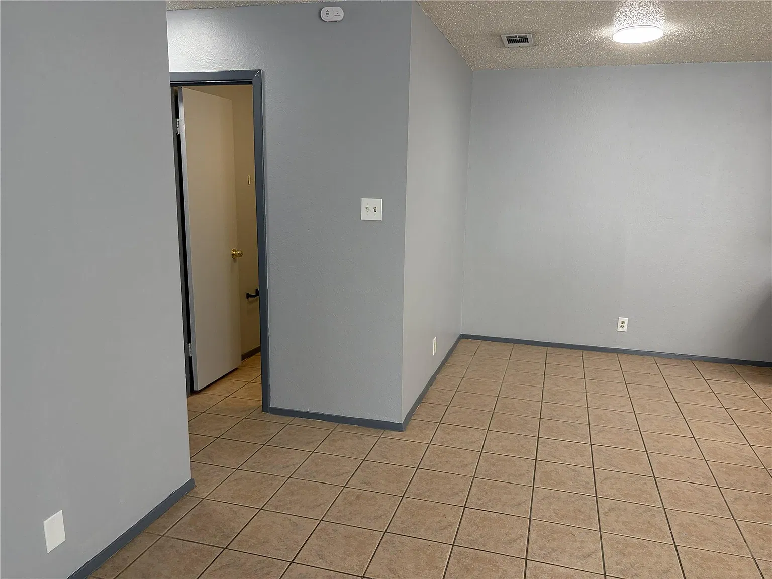 3 bed, 2.0 bath, 968 sqft, $1,575 — Photo 3