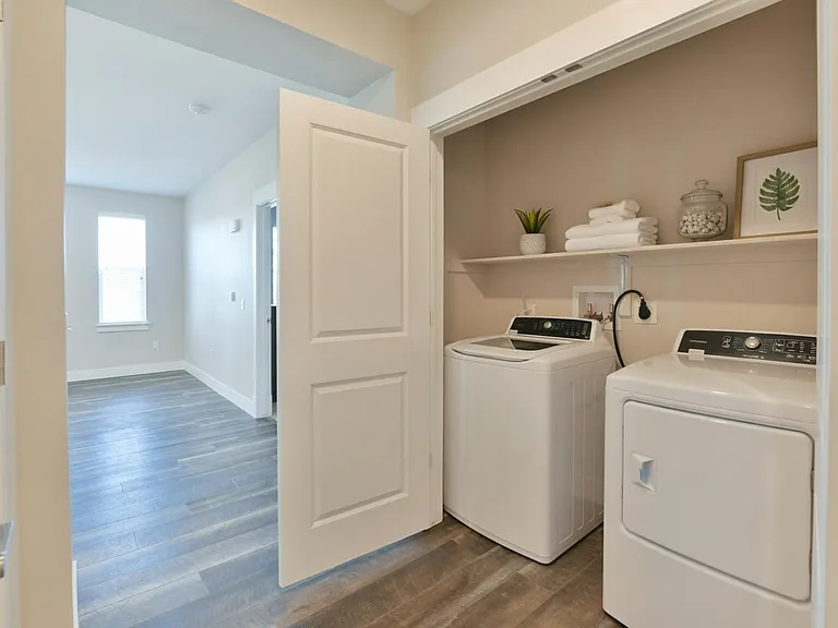 2 BR/2 BA laundry
