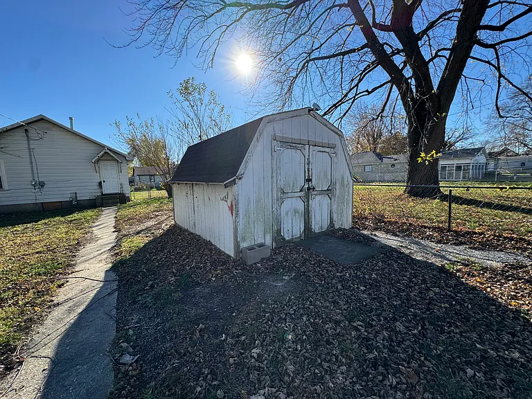 1004 E Dixon St — Photo 8