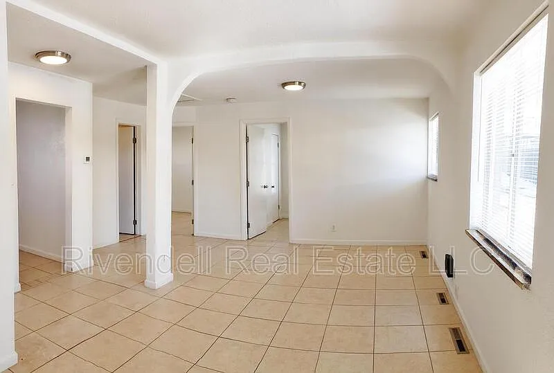 2 bed, 1.0 bath, 806 sqft, $1,295 — Photo 4