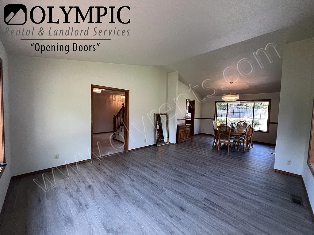 Well Maintained 4 Bedroom, 2.5 Bath Home in Glenmore — Photo 4