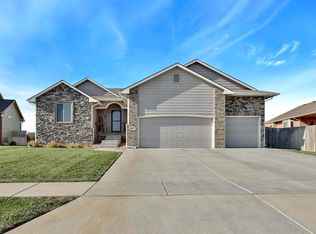 1118 N Lake Ridge Ct, Derby, KS 67037