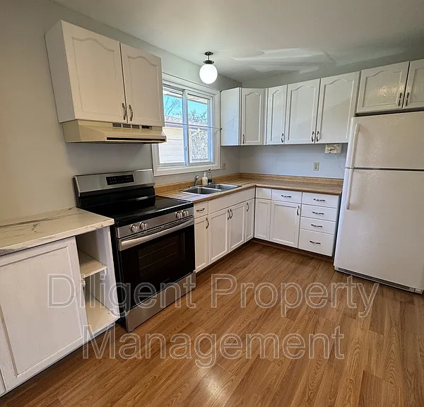 581 Barnes Cres #6 — Photo 8