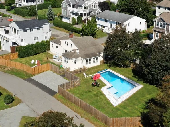 2 Stimpson St, Middletown, RI 02842