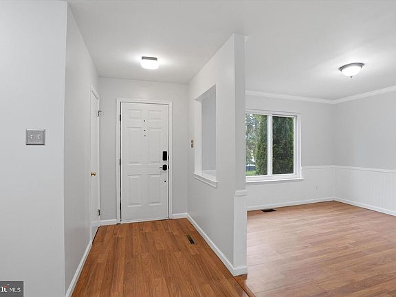 4th image of 240 Goshen Rd