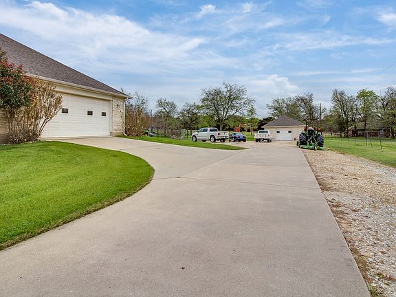 5th image of 215 Winding Oaks Dr
