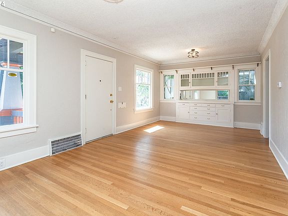 Dining Room>