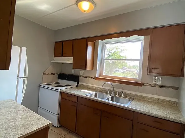 18305 Exchange Ave #11 — Photo 6