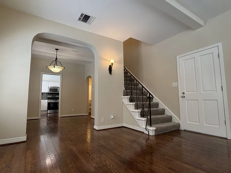 Lindbrook Manor Apartments — Photo 33