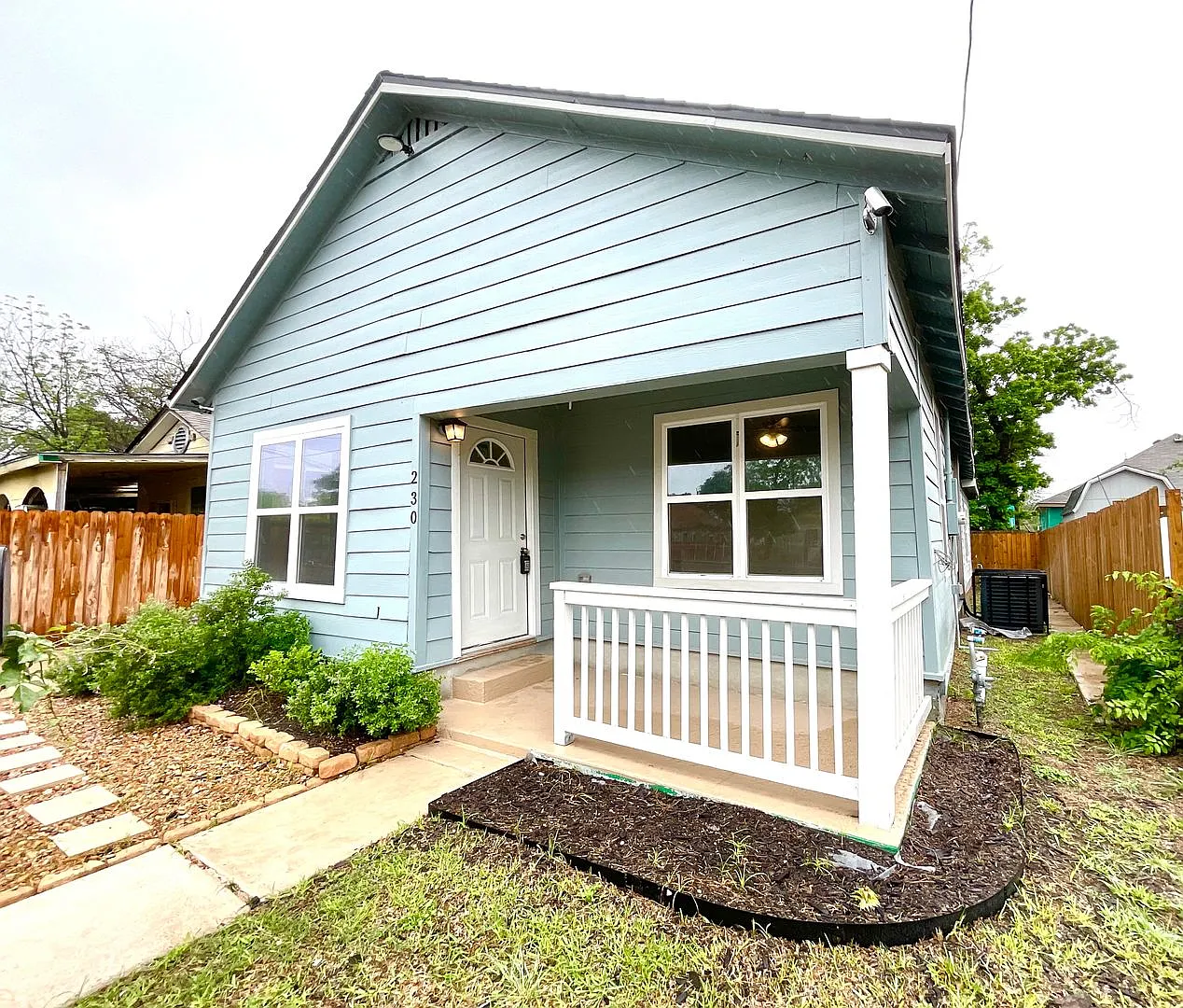 **Application Received** Move-In Ready 3bd/2ba Laminate Floors, Fenced Yard & Prime Location! Acc... — Photo 1